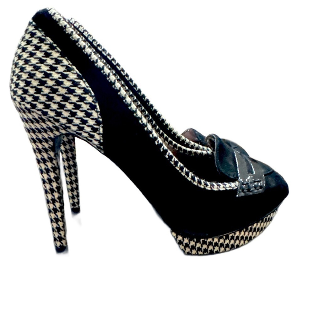 Bakers houndstooth blkwt peep toe heels
New box included